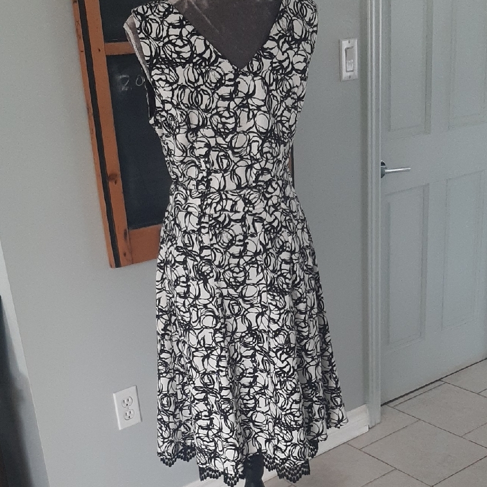 LINEA DOMANI🤍Elegant Monochrome Floral Midi Dress with LACE HEM UNDERLAY Sz 12 - Picture 6 of 11